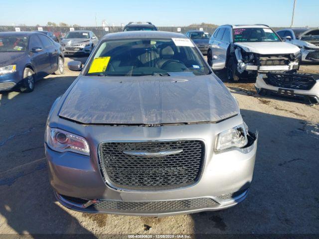 Chrysler 300 Limited Image 14