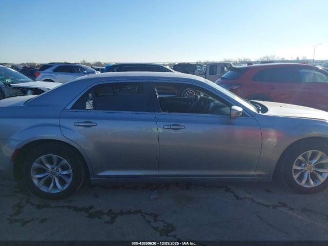 Chrysler 300 Limited Image 12