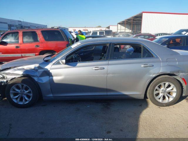 Chrysler 300 Limited Image 13