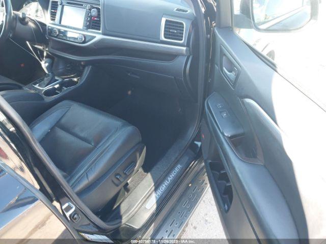 Toyota Highlander Limited Platinum Image 4