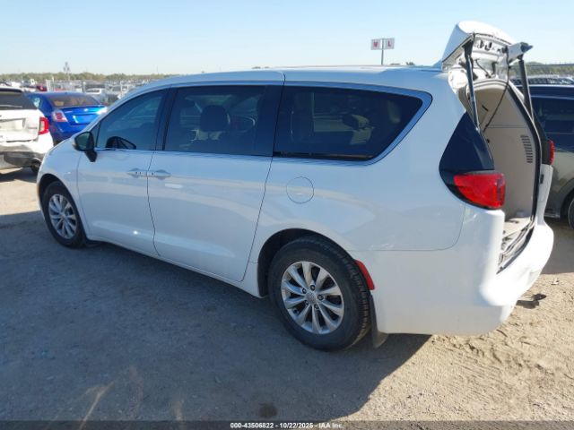 Chrysler Pacifica Touring Image 11