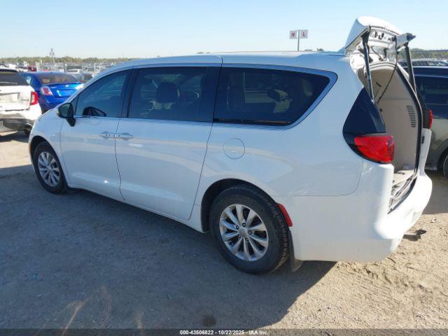 Chrysler Pacifica Touring Image 11