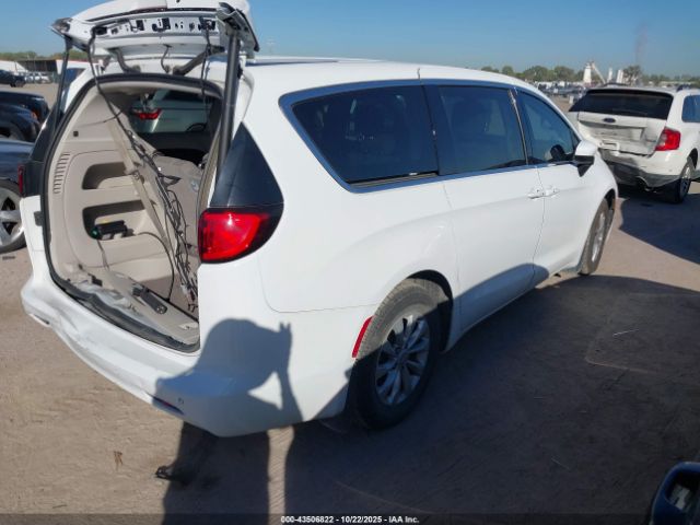 Chrysler Pacifica Touring Image 4