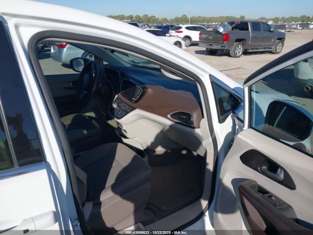 Chrysler Pacifica Touring Image 5