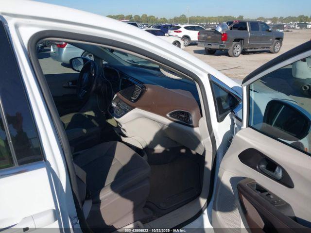 Chrysler Pacifica Touring Image 5