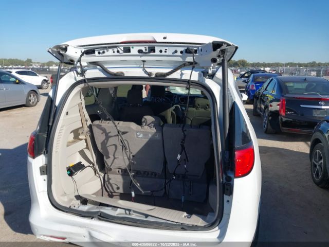 Chrysler Pacifica Touring Image 2