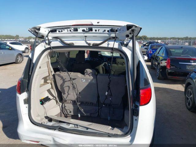 Chrysler Pacifica Touring Image 2