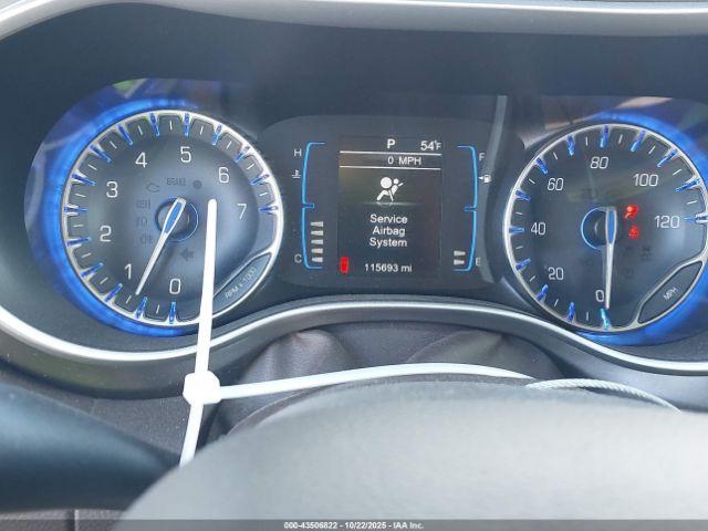 Chrysler Pacifica Touring Image 7