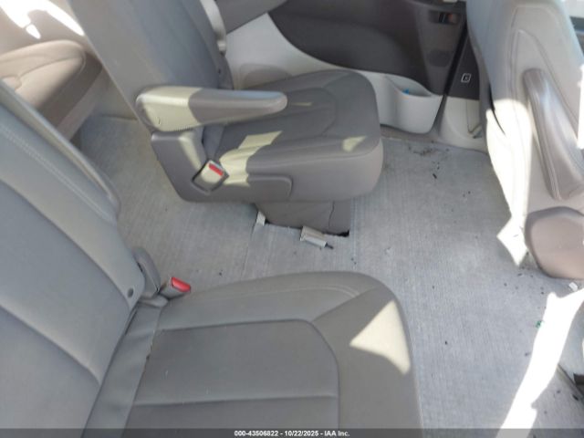 Chrysler Pacifica Touring Image 14