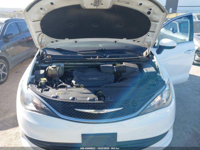 Chrysler Pacifica Touring Image 3