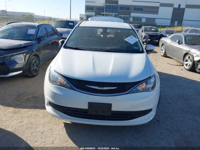 Chrysler Pacifica Touring Image 16