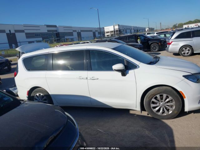 Chrysler Pacifica Touring Image 13