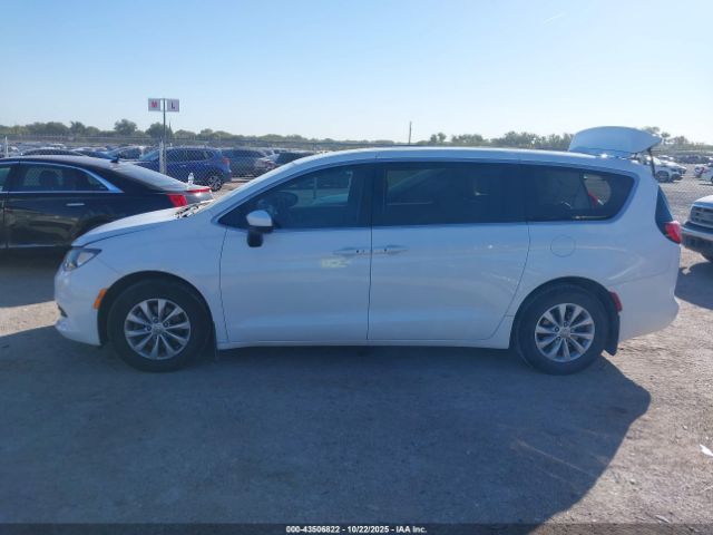 Chrysler Pacifica Touring Image 9