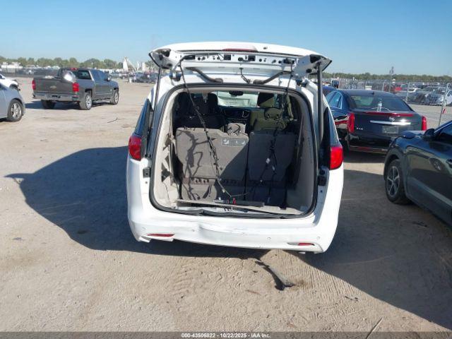 Chrysler Pacifica Touring Image 15