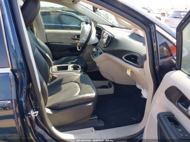 Chrysler Pacifica Touring L Image 11