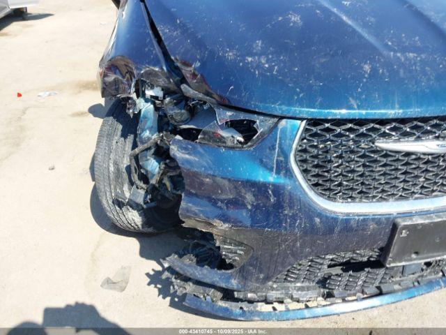 Chrysler Pacifica Touring L Image 2