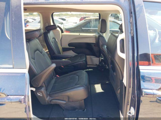 Chrysler Pacifica Touring L Image 4