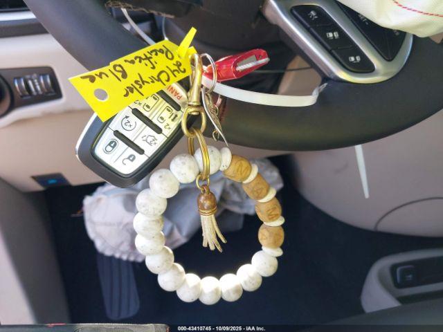 Chrysler Pacifica Touring L Image 12