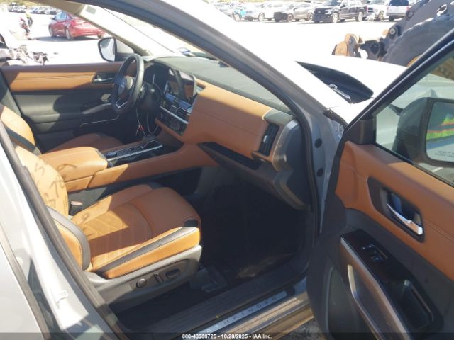 Nissan Pathfinder Platinum 4wd Image 2