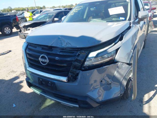 Nissan Pathfinder Platinum 4wd Image 3