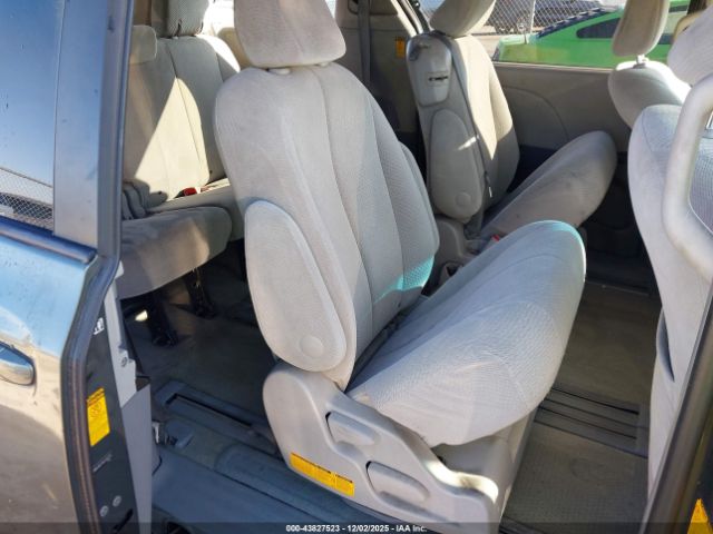 Toyota Sienna Le V6 8 Passenger Image 8