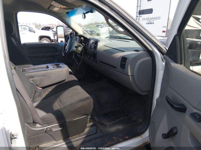 Chevrolet Silverado 2500 Work Truck Image 13