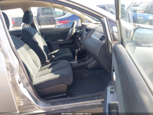 Nissan Versa 1.8s Image 12