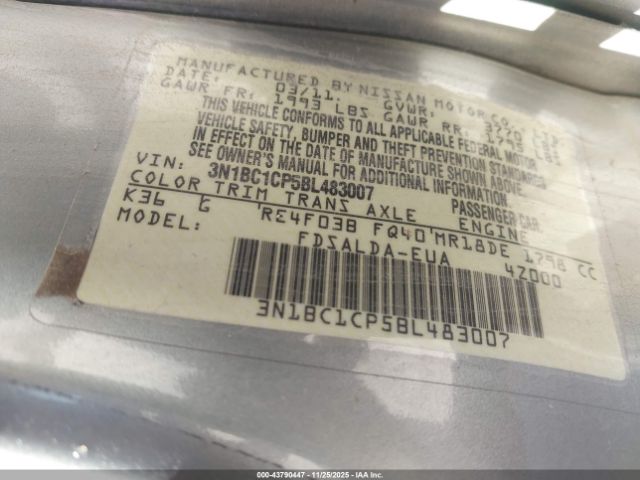 Nissan Versa 1.8s Image 16