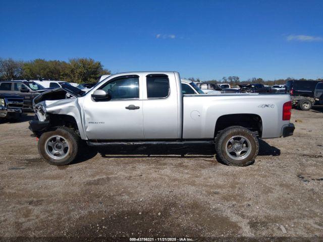 Chevrolet Silverado 2500 Work Truck Image 16