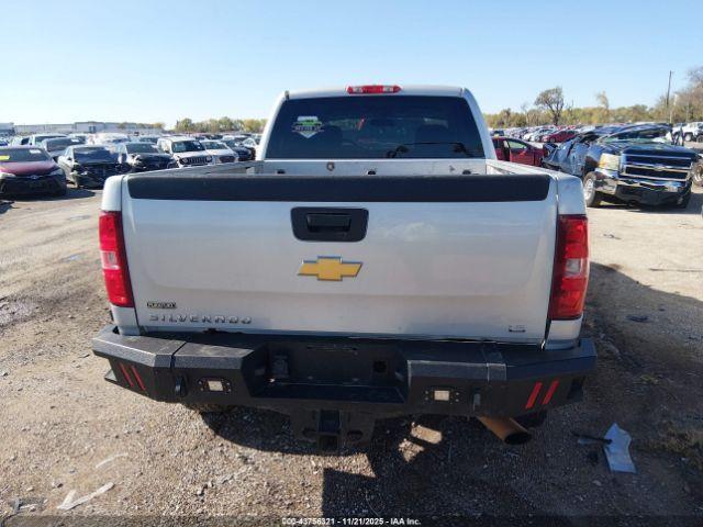 Chevrolet Silverado 2500 Work Truck Image 9