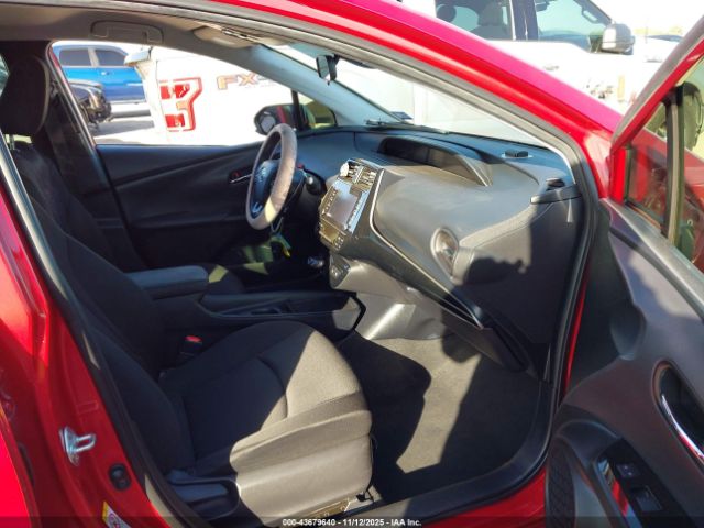 Toyota Prius L Eco Image 9