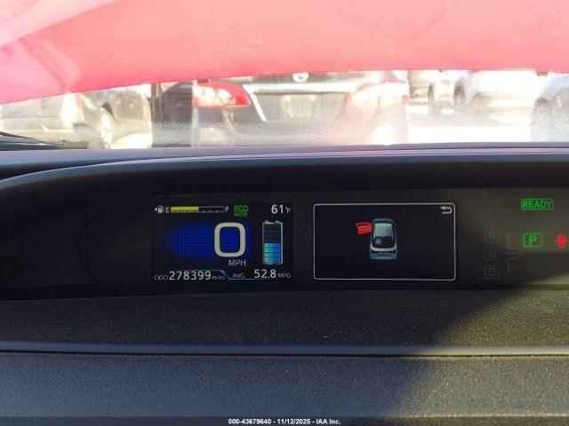 Toyota Prius L Eco Image 10