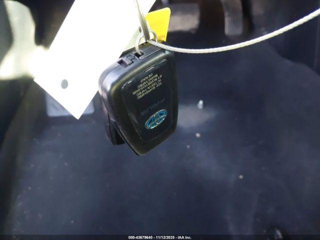 Toyota Prius L Eco Image 16