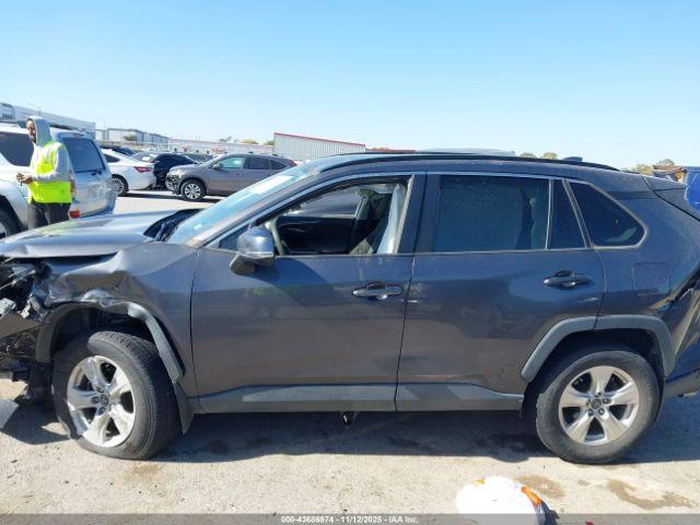 Toyota RAV4 Xle Image 12