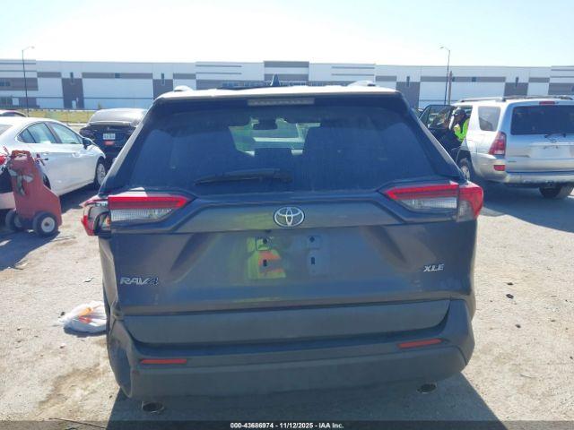 Toyota RAV4 Xle Image 11