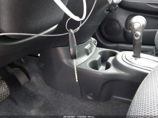 Nissan Versa Image 10