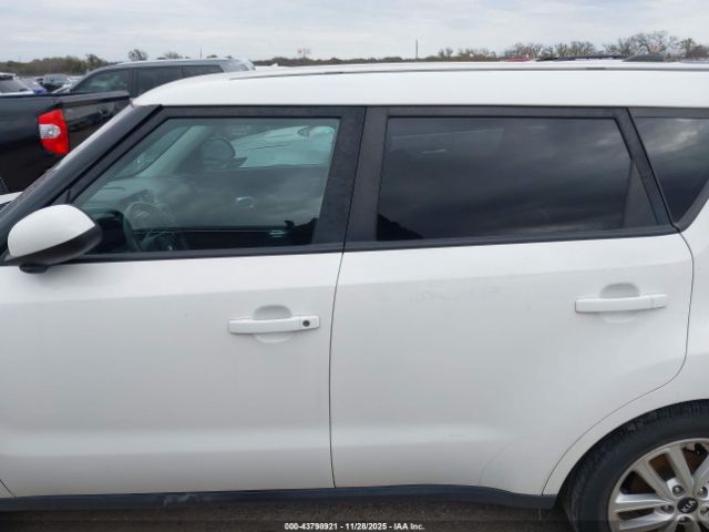 Kia Soul + Image 16