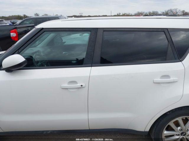 Kia Soul + Image 16