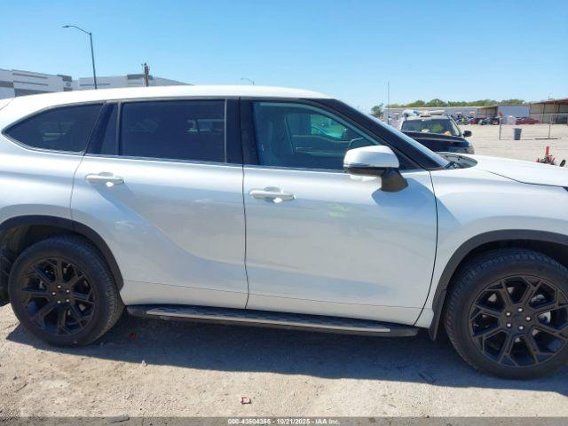 Toyota Highlander L Image 9