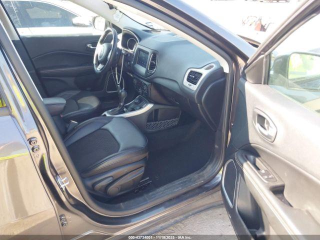 Jeep Compass Latitude 4x4 Image 8