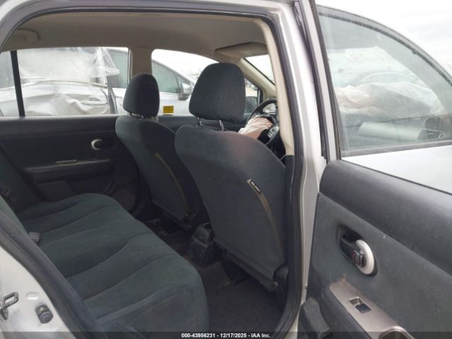 Nissan Versa 1.8s Image 11