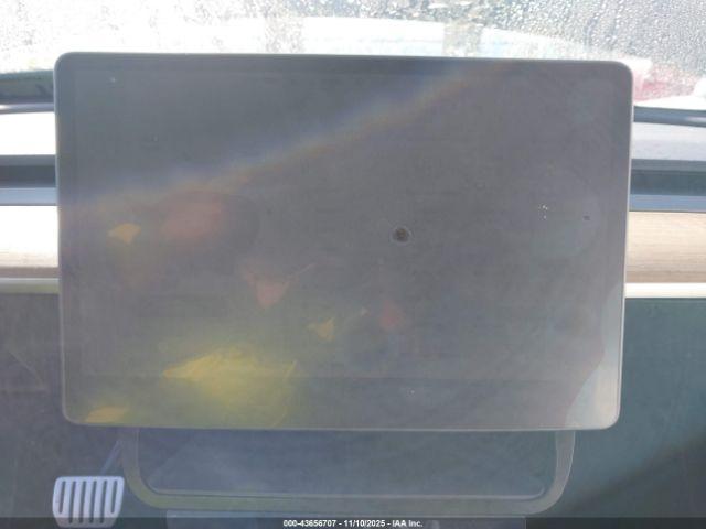 Tesla Model Y Performance Dual Motor All-wheel Drive Image 3