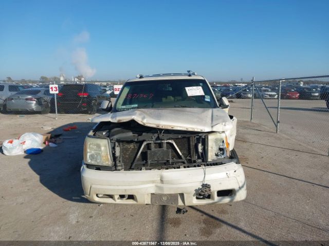 Cadillac Escalade Standard Image 10