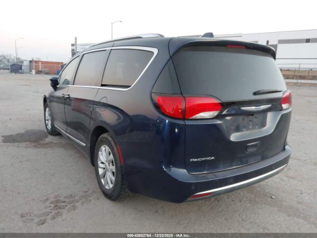 Chrysler Pacifica Touring L Image 12