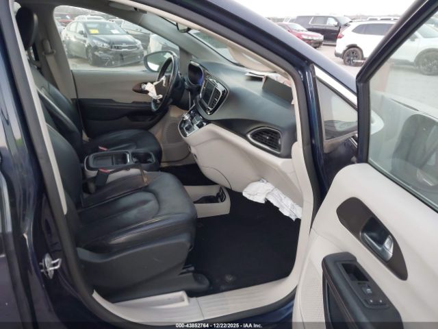 Chrysler Pacifica Touring L Image 3