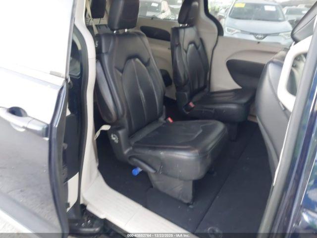 Chrysler Pacifica Touring L Image 17