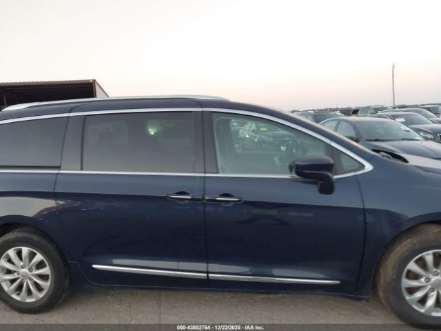 Chrysler Pacifica Touring L Image 5