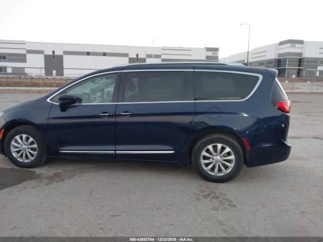 Chrysler Pacifica Touring L Image 9