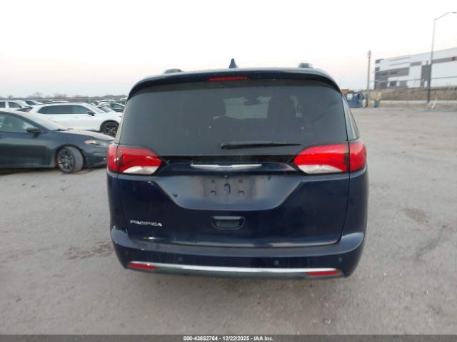 Chrysler Pacifica Touring L Image 7