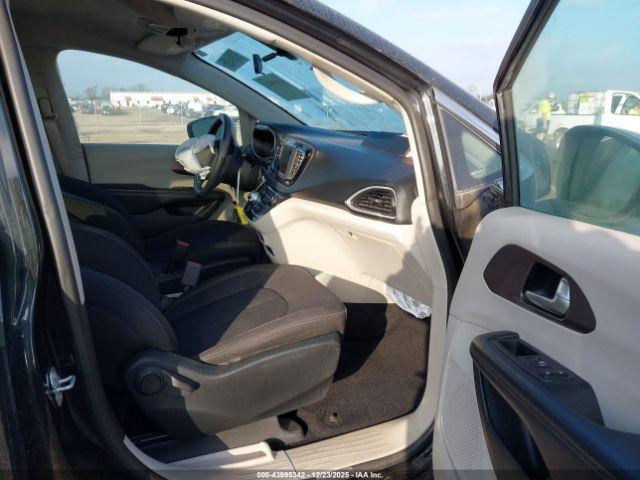 Chrysler Pacifica Touring Image 2